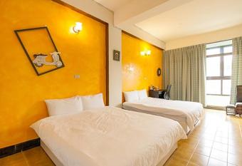 Sailin 137 Hostel has Balcony rooms