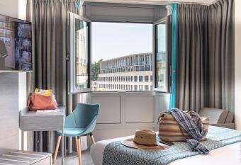 H  tel Versailles Chantiers has Balcony rooms
