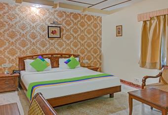 Itsy By Treebo - Auzone & Spa has Smoking rooms