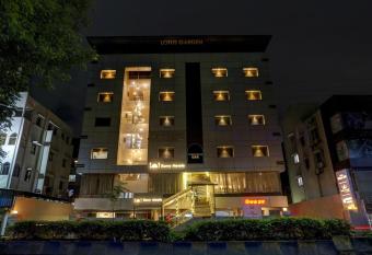 Super OYO Townhouse OAK Regal Inn Near Sant Tukaram Nagar Metro Station allows 18 year olds to book a room