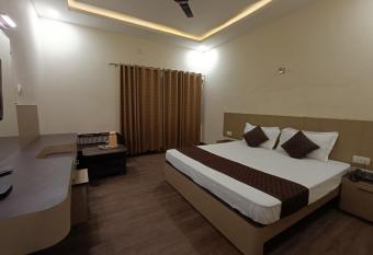 Hotel Padmini International- Sigra has Balcony rooms