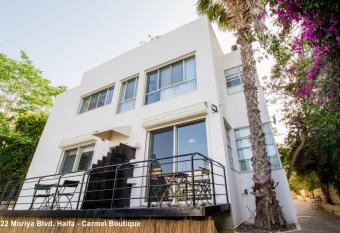 Carmel Boutique Apartments has Balcony rooms