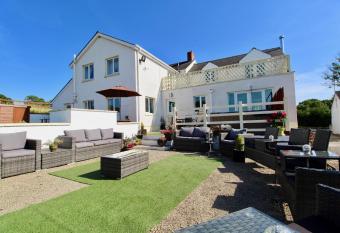 Pantysgyfarnog near Skanda Vale has rooms with a private hot tub