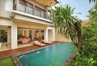 Kamajaya Villas has rooms with a private hot tub