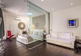 Navona Living Rome has rooms with a private hot tub