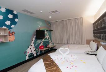 Hsinchu 101 Inn has rooms with a private hot tub