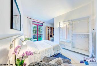 Venice Aparthotel has Balcony rooms