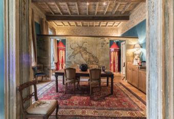 Hemeras Boutique Homes - 4 luxury suites in Milan fashion district has Balcony rooms