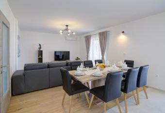 Josipa & Jelena Apartment has Balcony rooms