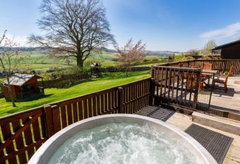 Douglas Fir Lodge with Hot Tub near Cupar Fife has Balcony rooms