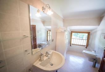 Villa Gerini has rooms with a private hot tub