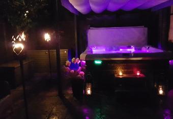 Whirlpool Suite Marrakesch-Lounge has rooms with a private hot tub