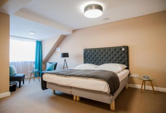 Braun Rooms Deluxe allows 18 year olds to book a room