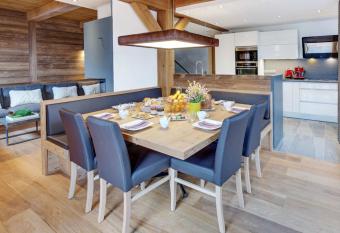 Chalet Macaron - OVO Network has rooms with a private hot tub