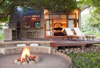 Chantilly Resort has rooms with a private hot tub