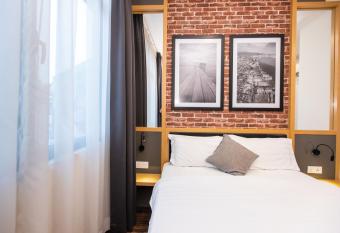 B Street Hotel allows 18 year olds to book a room
