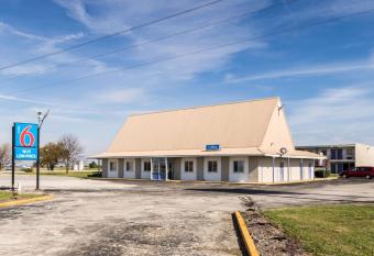 Motel 6-Mattoon, IL has Smoking rooms