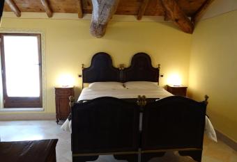 Le Camere Della Bice has rooms with a private hot tub