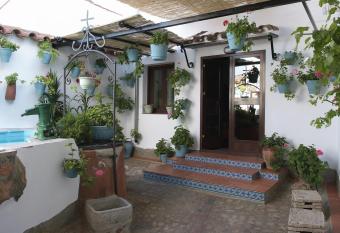 Casa Del Abuelo Mart  n allows 18 year olds to book a room