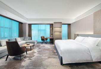 Empark Grand Hotel Fuzhou has rooms with a private hot tub