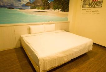 Anshun Hotel allows 18 year olds to book a room