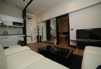 City Place Apartments has rooms with a private hot tub