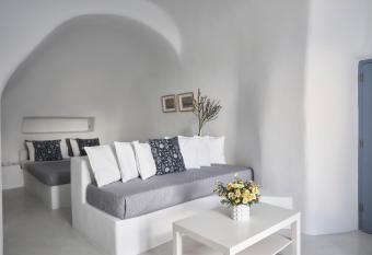 Fava Eco Suites has rooms with a private hot tub