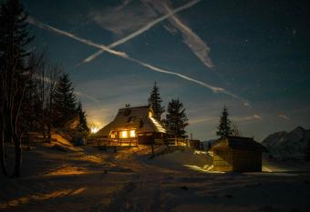 Chalet Tisa Velika Planina has rooms with a private hot tub