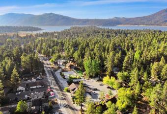 Bear Creek Resort has rooms with a private hot tub