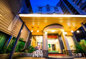 AOIKE Hot Spring Hotel allows 18 year olds to book a room