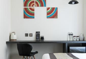 Taichung Box Design Hotels allows 18 year olds to book a room