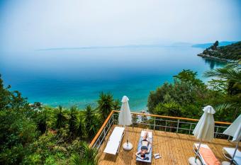 Miradouro Sea Front Residences allows 18 year olds to book a room