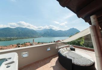 Villa Aurea has rooms with a private hot tub