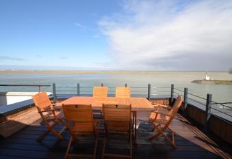 25 Quai Blavet has Balcony rooms