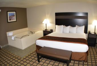 Best Western Beacon Inn has rooms with a private hot tub