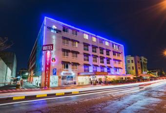 City Suites & Beach Hotel allows 18 year olds to book a room