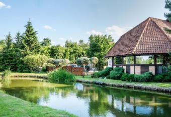 Motel Hotelik allows 18 year olds to book a room