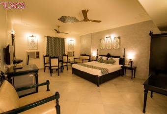 LMB Hotel City Centre, Jaipur has rooms with a private hot tub