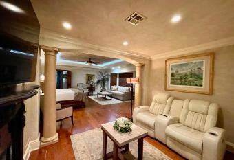 Louisiana Cajun Mansion has rooms with a private hot tub