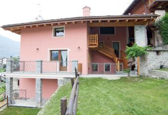 La Maison De Deni has Balcony rooms