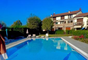 Appartamento Elena allows 18 year olds to book a room