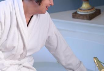 Stone Mountain Manor has rooms with a private hot tub