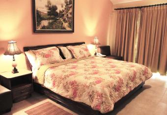 Jarabacoa River Club & Resort has rooms with a private hot tub