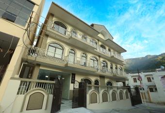 Vedas Tapovan allows 18 year olds to book a room