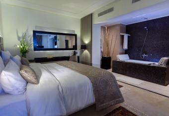 Business Hotel has rooms with a private hot tub