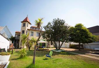 Vi  a City Hostel II allows 18 year olds to book a room