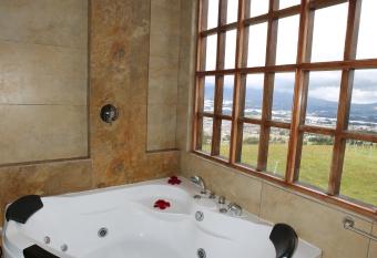 Hosteria Loma Larga Cayambe has rooms with a private hot tub