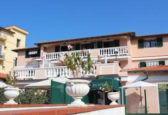 Del Prado has Balcony rooms