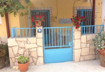 Vintage House-Vori-Rent Rooms allows 18 year olds to book a room