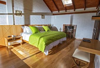 Hosteria Totoral allows 18 year olds to book a room